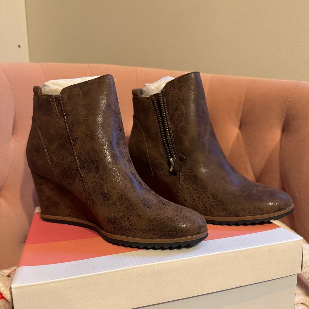 SOUL Naturalizer Hailey Brown Ankle Wedge Boot Size 7.5 NWB